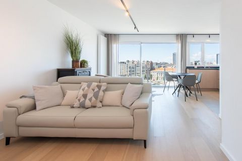 Dit luxe, gerenoveerde appartement met 1 slaapkamer bevindt zich op de 8e verdieping van Residentie De Ra en biedt een prachtig panoramisch uitzicht op zowel de jachthaven van Oostende als de groene uitgestrektheid van het Maria-Hendrikapark. Het app...