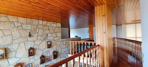 Excelente oportunidade de adquirir uma propriedade de luxo numa localização privilegiada na freguesia de Gondarém, Vila Nova de Cerveira. Situada num cenário deslumbrante com vista para o Rio Minho e Espanha, esta habitação familiar combina charme, c...