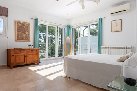 Los maravillosos exteriores de la propiedad son ideales para disfrutar del clima mediterráneo. En la terraza principal encontrarán una piscina privada de cloro con unas dimensiones de 6m x 5m y un rango de profundidad de entre 0.75m y 1.65 metros. Si...