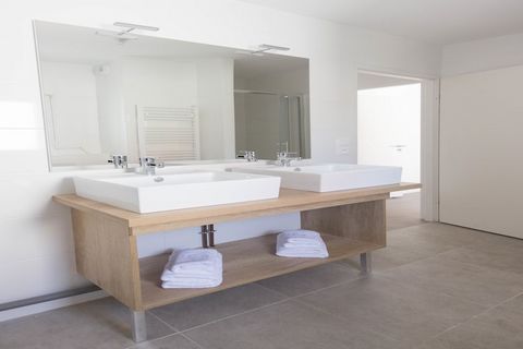 Cette maison est une maison jumelée avec 3 chambres à coucher et peut accueillir un maximum de 4 personnes. La maison dispose d'un living spacieux avec un coin salon, un coin repas et des portes-fenêtres donnant sur la terrasse et le jardin avec mobi...