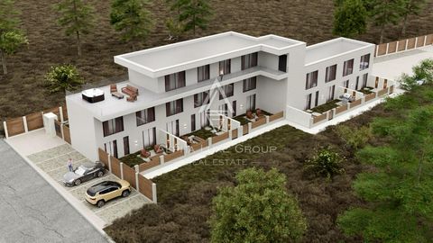 Gelegen op de bovenste verdieping van een exclusief nieuwbouwproject in Premantura, biedt deze unieke penthouse ultieme privacy, een elegant design en een panoramisch uitzicht op de Adriatische Zee. De woning beslaat de volledige bovenste etage en be...