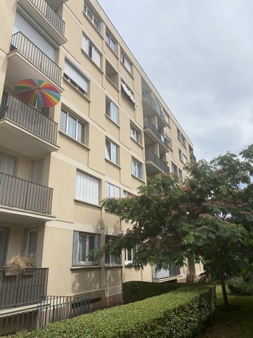 Nous vous proposons en exclusivité ce bel appartement situé dans la résidence des Bleuets à deux pas de la gare et des commerces. Il dispose d'une grande entrée avec placard-d'un séjour double donnant sur un balcon sans vis à vis-d'une cuisine séparé...