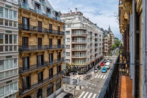 Barnes presenta este encantador piso con licencia turística (VT) en pleno centro de San Sebastián. Con 75 m2, esta luminosa y acogedora vivienda representa una oportunidad ideal para quienes buscan invertir en alquiler vacacional. Diseñada para ofrec...