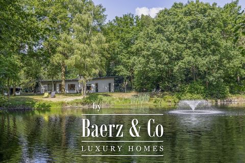 Bent u op zoek naar een oase van rust, een plek waar u kunt genieten van de stilte en de natuur? Dan is deze levensloopbestendige woning zeker de moeite waard om te bezoeken! Eenmaal door de poort, bevindt u zich in een weelde van groen. Vanwege de a...