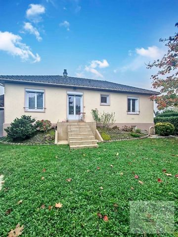 EN EXCLUSIVITE !! Coup de coeur assuré pour ce pavillon avec mode de vie plain-pied. Dans une impasse au calme, proche commerces et transports, cette maison de 105 m² habitables, combine modernité, confort et fonctionnalité. Vous serez séduit dès l'e...
