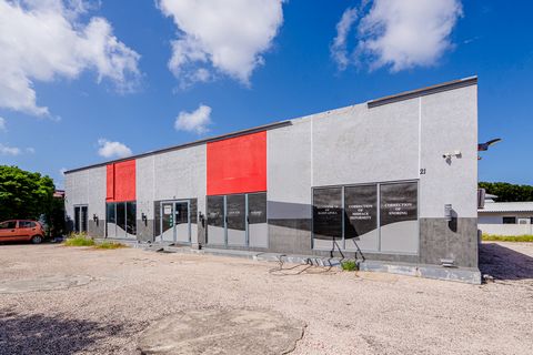 Locatie: Cumana 21, Aruba Prijs: AWG 1,978.470 Erfpacht Grond 1770 m2 Ontdek een veelzijdig bedrijfspand op een toplocatie, met eindeloze zakelijke mogelijkheden. Deze ruime woning is ontworpen om plaats te bieden aan een verscheidenheid aan commerci...
