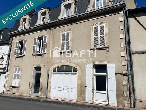 Bel immeuble cœur historique de Bourges avec parking privatif
