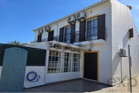 Inserida numa urbanização tranquila pertencente à Praia de Altura, esta confortável e espaçosa moradia tipo T3 com grande logradouro e em muito bom estado, convence pelo seu conforto e a sua versatilidade. Quer se pretenda utilizá-la como casa de fér...