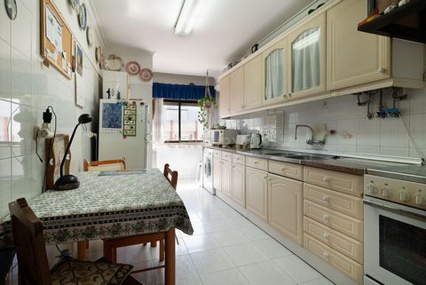 95,5 m² área bruta - 6º andar com elevador e arrecadação APARTAMENTO T2 Damaia com VISTA desafogada para a cidade, com varanda e EXCELENTE exposição solar. Apartamento constituído por: - Cozinha - Despensa - Hall de Entrada - Sala de Estar - Varanda ...