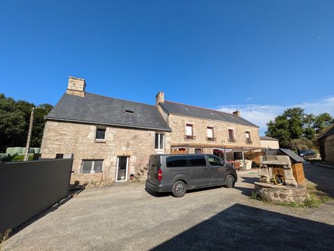 Séglien en campagne longère en pierre rénovée avec vie de plain pied de 219m², garage, atelier et dépendance parcelle de 7125m²