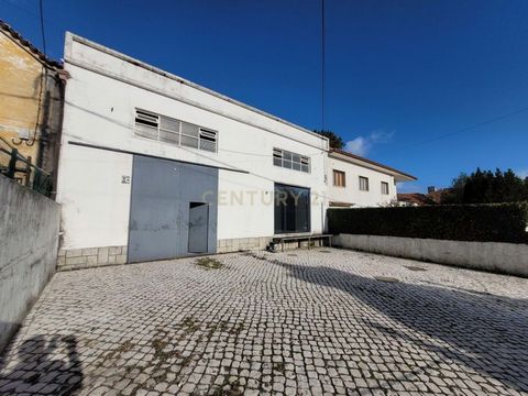 Se procura um espaço estratégico para o seu negócio na região da Oeste, temos a solução perfeita para si! Apresentamos um amplo e versátil armazém localizado na zona central da Merceana, situado ao lado da farmácia local. Localização Estratégica: Est...