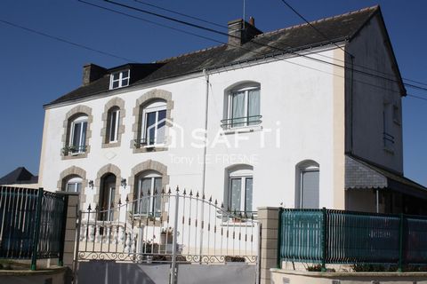 Magnifique maison rénovée dans un petit bourg de campagne sur un terrain constructible clos. Spacieuse avec un beau séjour et ses 4 chambres lumineuses.