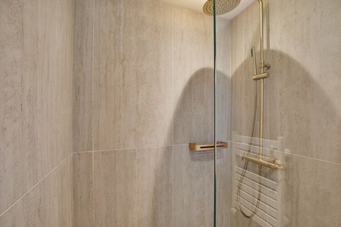 Belleville, a famous dynamic and central Parisian district, which offers easy access to all the iconic places in Paris. Discover Paris in our bright and cozy apartment, in the heart of Belleville, a lively and shopping district. A stone's throw from ...