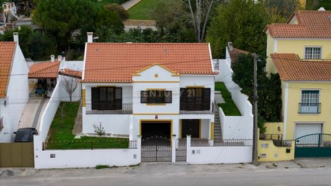 Descubra esta incrível moradia T3 às portas da Lourinhã, inserida num lote de terreno de 340m², na povoação de Nadrupe. Moradia isolada totalmente remodelada e atualizada. Com uma área bruta de 179m² e 111m² úteis, esta moradia dispõe de hall de entr...