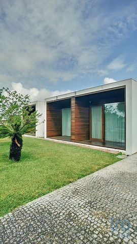 Apresento-lhe uma moradia unifamiliar de linhas contemporâneas, desenvolvida num único piso, com um projeto premiado do Arquitecto Alberto Simões, pensado para integrar a construção no ambiente envolvente, respeitando o espaço e valorizando a funcion...