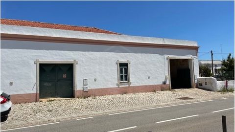 Bâtiment urbain destiné au commerce et à l'industrie, composé d'une division pour le stockage, le passage patio couvert avec les dépendances suivantes, rez-de-chaussée pour le stockage et 1er étage avec deux divisions pour bureau, maison de son, un l...