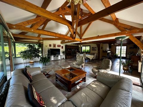 À VENDRE MAISON FAMILIALE DE CARACTÈRE PARIGNÉ-LE-PÔLIN (72) Maison des années 80 169 m² 5 chambres Terrain clos de 4000 m²