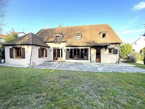 Franck Elkaïm vous propose à Clamart une splendide maison 6 pièces, répartie sur 2 niveaux et un sous-sol, et comprenant un salon-salle à manger exposé ouest, 5 chambres, une cuisine indépendante, 2 salles de bains, 2 WC (dont un WC séparé), une dépe...