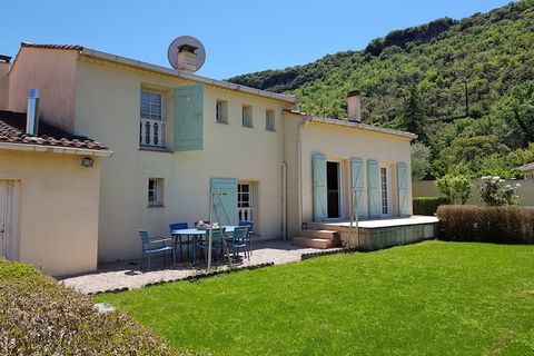 This elegant villa in La Tour-sur-Orb is a dream escape for large families or groups of friends. Set within a beautifully landscaped garden, it features a private swimming pool with a child-safe enclosure, sun loungers, and barbecue facilities for la...