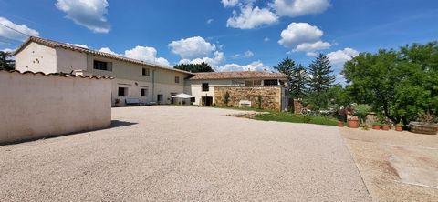 Dit charmante, onlangs gerenoveerde pand ligt aan de rand van het prachtige en ongerepte dorp Saint Amour Bellevue, dat zich uitstrekt over de regio's Beaujolais en Zuid-Bourgondië. Het pand is uitgebreid gerenoveerd om een prachtig familiehuis te cr...