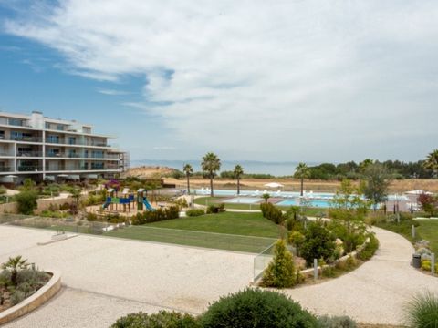 Alcochete (AM Lissabon). Dit prachtige appartement met 2 slaapkamers in Alcochete biedt een prachtig uitzicht aan de voorzijde op de rivier de Taag en is gelegen in het prestigieuze en exclusieve privécondominium Baai van de Taag. Met een ruim interi...