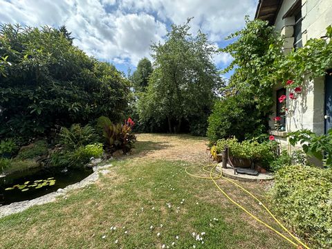 MAISON A VENDRE A SAUMUR - 5 CHAMBRES - 2 GARAGES - MAGNIFIQUE JARDIN ARBORE - 1100m² - PROXIMITE GARE ET COMMERCES