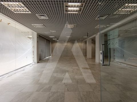 Store located in the heart of the city of Vagos. Consisting of 2 floors (basement and ground floor), intended for commerce, prepared for a banking institution. Ground floor composed of: - Reception hall; - Ample space; - Areas of cabinets with lamina...