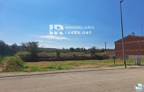 Een unieke kans om uw droomhuis te bouwen in een rustige en goed bereikbare omgeving. Dit perceel van 587 m² is gelegen in Els Hostalets de Llers, een charmante woonwijk in de regio Alt Empordà, midden in de natuur en op slechts een paar minuten rijd...