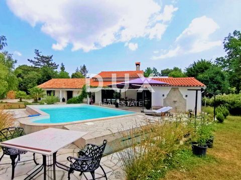 Location: Istarska županija, Labin, Labin. ISTRIA, LABIN - Stone house with a swimming pool on the edge of the village On the southeastern coast of Istria, where green hills meet the sea, where nature and heritage unite, there are two towns of simila...