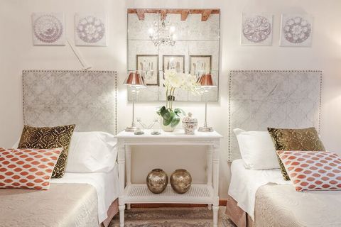 Situato nel cuore del centro storico di Lucca, questo elegante appartamento offre un posto in prima fila per ammirare il ricco patrimonio storico e la vivace vita cittadina. Ubicato in un palazzo del XII secolo splendidamente conservato, l'appartamen...