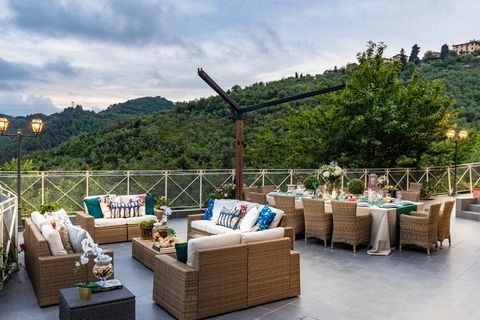 Cette charmante ferme du XVIIe siècle, située près de Fibbialla, offre un havre de paix dans la campagne toscane, où le soleil réchauffe les murs de pierre et nourrit les oliveraies et les vignobles biologiques environnants. L'historique Via Francige...