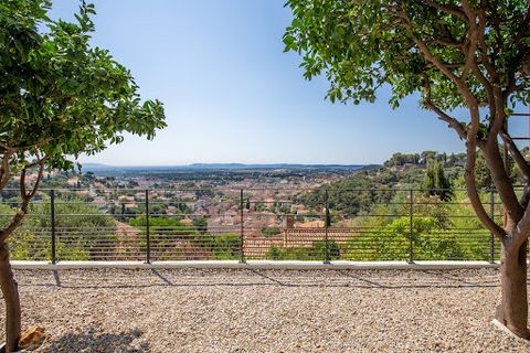 In the sought-after neighborhood of Paradis, panoramic views of the sea, the islands, and the rooftops of the city for this turnkey house fully renovated with quality fittings. On the main level, a large living room opening onto a terrace with an equ...