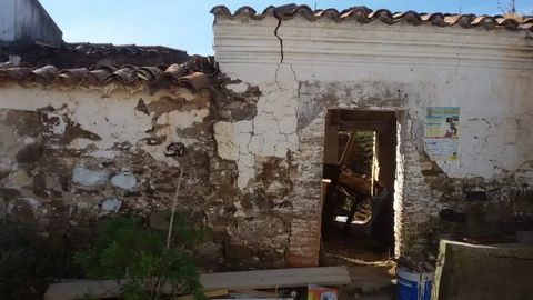 Semi-detached house in ruins with 4 rooms, located in the peaceful Sitio dos Currais, 5 minutes from Cachopo and 40 minutes from Tavira. Situated in the heart of the Algarve mountains, it offers a privileged view as it is located at a high point. It ...