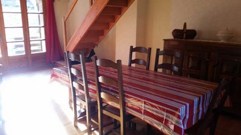 A rustic apartment with 4 rooms, on the 2nd floor in a townhouse located close to Pelvoux, at about 1 km from the slopes and ski lifts. 1st floor. Orientation : West. Living room. Bedroom with double bed. 2 bedrooms with 2 single beds. Kitchen with c...
