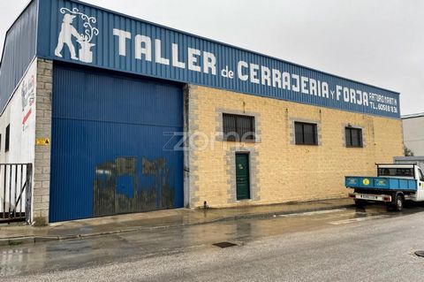 Identificação do imóvel: ZMES506084 Spacious industrial warehouse of 1000 M2, distributed over two floors of 500 m2 each and 200 m2 of plot. Divided into 2 floors, lower floor can be used as a private parking area, even for the idea of renting parkin...