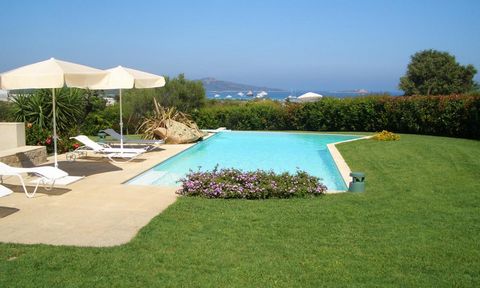 Вилла расположена в новом жилом комплексе роскошных независимых вилл, который находится в нескольких километрах от города Сан-Теодоро и в 250 метрах от пляжа Лу-Импосту, одного из самых красивых пляжей на Сардинии. Вы также можете добраться пешком до...