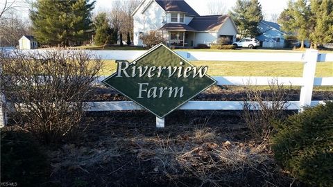 LOCATIE, LOCATIE, LOCATIE! Riverview Farm is een pittoresk hippisch landgoed op 26 + hectare langs de Rocky River. De 20 stal is verwarmd en rubberen matten en heeft een indoor wasrek. Het heeft ook een 60'x100' indoor arena. Er is een extra bijgebou...