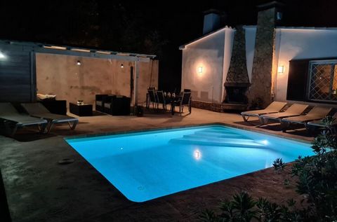 Magnificent jednostopniowy willa z prywatnym basenem, położony w dzielnicy mieszkalnej o nazwie Casa Nova de Sant Feliu de Guixols. Ozdoba jest dbanie o aż do ostatniego szczegółu, to sprawia, że ​​czujesz się jak w domu. Zaledwie 5 minut jazdy od ce...