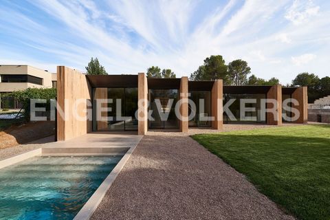 Singular minimalist house on a single floor located in Golf Girona, 2 minutes from the motorway and 5 minutes from Girona. Named Casa Límite: Finalist in the Girona Architecture Awards 2022 and Building of the year 2022 by ArchDaily. The composition ...