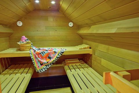 Ubicado en Stoumont, esta casa de vacaciones que acepta mascotas con 3 dormitorios es ideal para un grupo de 6 personas o familias con niños para alojarse disfrutando de la sauna y la calefacción eléctrica. Explora Rahier a 500 my Stoumont a 6 km. Pu...