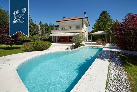 Cette splendide villa avec piscine est à vendre dans un quartier résidentiel de luxe exclusif à Trieste, près du centre d'Opicina et de tous ses principaux services. Nichée dans un jardin à l'anglaise bien entretenu de 1500 mètres carrés ri...