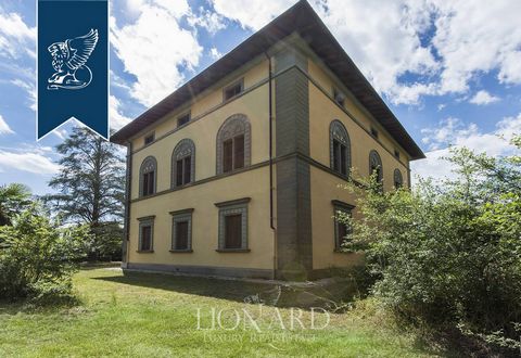Nichée au milieu des collines sinueuses du haut Chianti Valdarno, cette propriété de luxe est à vendre. Sur 180 hectares de terrain, ce complexe à vendre date des années '30 dans le style Art Nouveau et entouré de jardins à l'italienne. L&a...