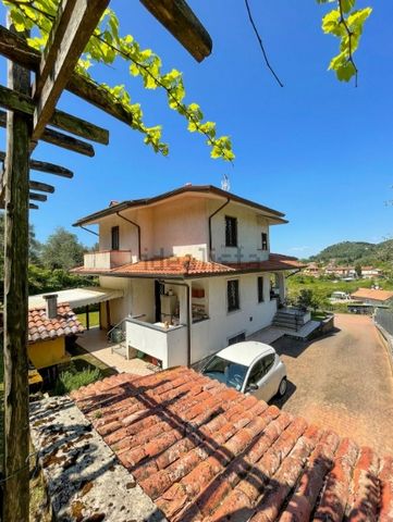 Villa built in 2000, habitable and not requiring refurbishment, free on 4 sides and on 3 floors. In a sunny, open position with a view of the surrounding hills. On the ground floor there a sitting room with fireplace and access to the covered veranda...