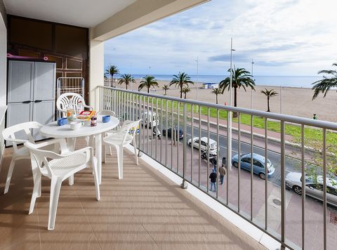 Situado en Playa de Gandia, este bonito apartamento con vistas al mar puede alojar cómodamente de 2 a 4 personas. La urbanización ofrece una piscina comunitaria de cloro de 15 x 9 m con una profundidad de 1,5 m a 2 m, varias duchas exteriores y una p...
