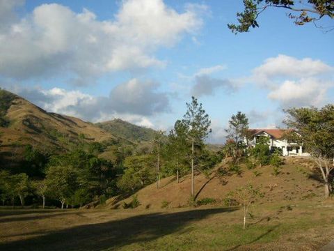 Finca Dicht bij de stad. Comfortabel gelegen in La Mesa de San Martin. Het heeft een prachtige rivier met stenen 20nminutos wandelen. En andere spa's op een paar minuten rijden met de auto. Zeer gespreid, om in een groep te gaan en gescheiden te zijn...