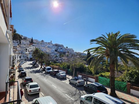 We present this modern and beautiful flat located in one of the most modern areas of Frigiliana. It is a recently built flat, modern and ready to move in. It is distributed on one floor. As soon as you enter the property, on the right hand side you w...