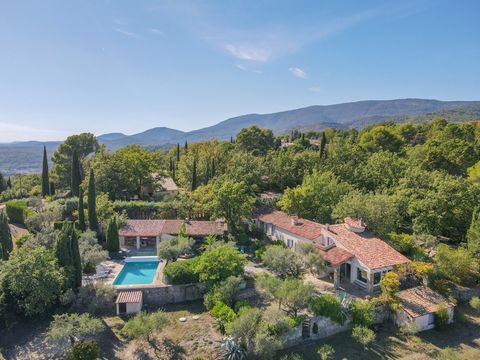 Spacious typical Provencal villa of almost 200m2 on a flat plot of 5000 m2 with a beautiful panoramic view over the pre-alps and in the distance the village of Saint Cezaire. The villa has a swimming pool of 10 x 5m with a flexible fence and a pool h...