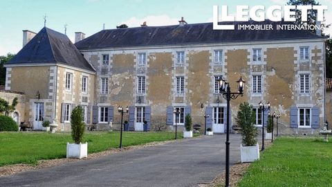 A23583JBR86 - Magnificent domain comprising a chateau offering 630 m² of living space, a series of outbuildings and a chapel located in the middle of the south-west wing. A wall, with a gateway and pedestrian gateway in the centre, flanked by two cir...