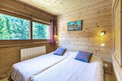 In the ski in ski out hamlet of Le chatelard, discover this semi detached chalet of about 125 sq.m, surrounded by nature. Spread over 2 floors, it offers comfort and conviviality with its 5 en-suite bedrooms and its living room opening onto a superb ...