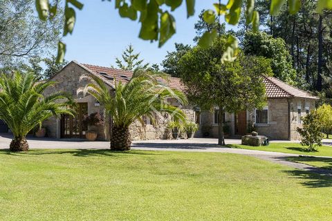 This is a modern country house located in a very quiet area of Tomiño just a few steps away from the river Miño, and surrounded by nature. The property has a carefully landscaped plot measuring 7,500 m², with beautiful trees and a vineyard. There is ...